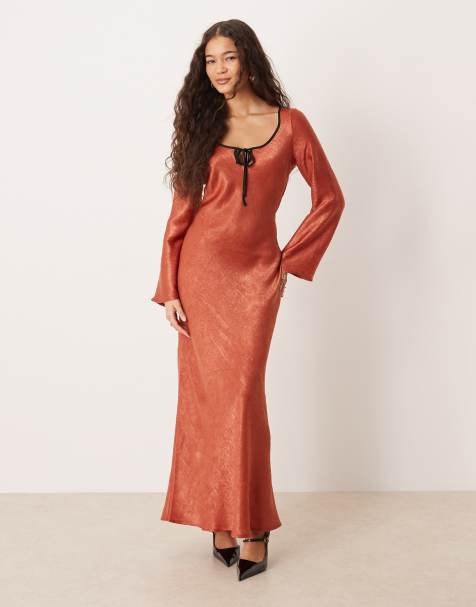 ASOS DESIGN – Langärmliges Satin-Maxikleid in Rostrot mit U-Ausschnitt - view 1