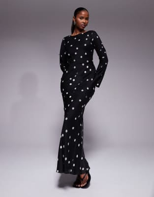 ASOS DESIGN - Langärmliges Satin-Maxikleid in Schwarz mit Punktemuster in Weiß, Bahnendesign, U-Boot-Ausschnitt und unge...