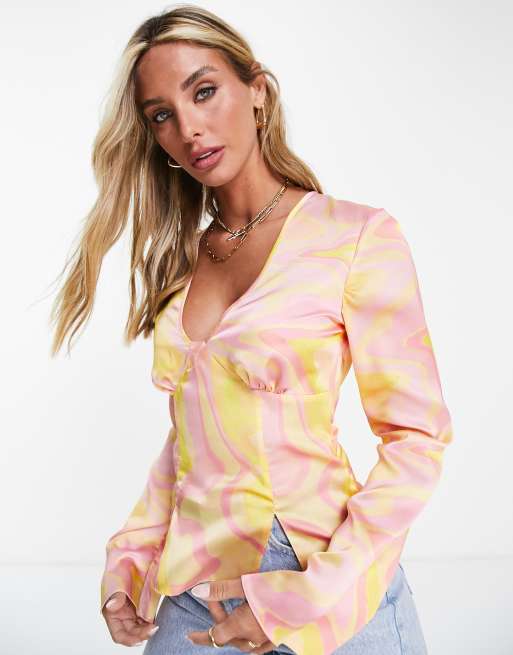 ASOS DESIGN Langarmliges Satin Oberteil mit V Ausschnitt und abstraktem Muster in Rosa und Gelb ASOS