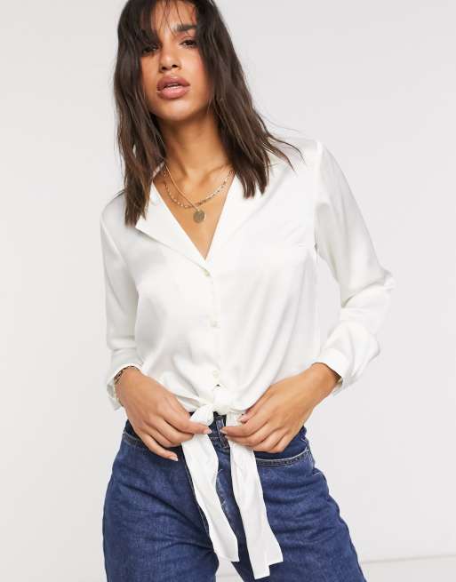 ASOS DESIGN – Langärmliges Satinhemd mit Knoten vorn in Weiß