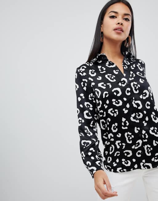 ASOS DESIGN – Langärmliges Satinhemd mit schwarzweißem Leopardenfellmuster