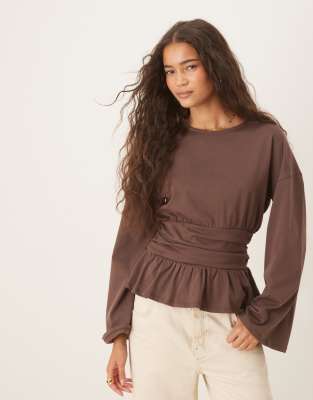 ASOS DESIGN - Langärmliges Schößchen-T-Shirt in Braun-Brown