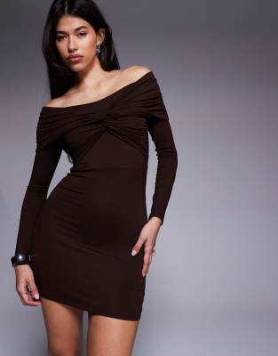 ASOS DESIGN - Langärmliges, schulterfreies Minikleid in Schokobraun mit verdrehtem Detail-Brown