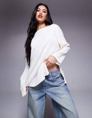 ASOS DESIGN - Langärmliges, schulterfreies T-Shirt in Weiß mit Knitterstruktur