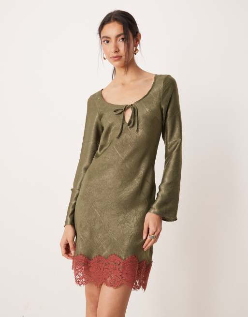 ASOS DESIGN – Langärmliges, schwingendes Kleid aus Satin in Olivgrün mit U-Ausschnitt, 2 von 4