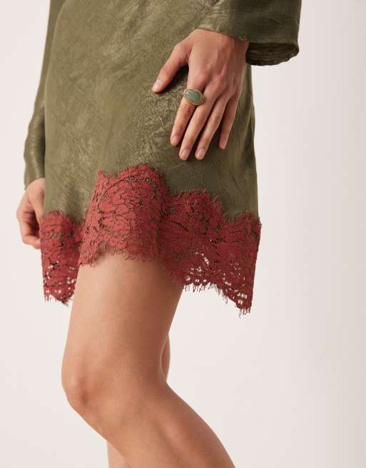 ASOS DESIGN – Langärmliges, schwingendes Kleid aus Satin in Olivgrün mit U-Ausschnitt, 3 von 4