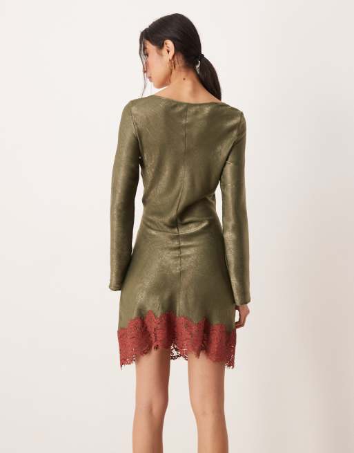 ASOS DESIGN – Langärmliges, schwingendes Kleid aus Satin in Olivgrün mit U-Ausschnitt, 4 von 4