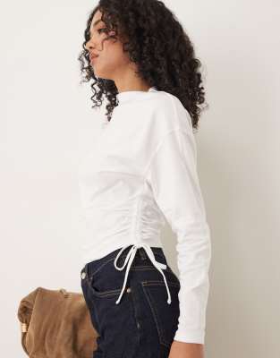 ASOS DESIGN - Langärmliges, seitlich gerafftes Oberteil in Kokosmilchweiß mit Bindedetail-Bunt