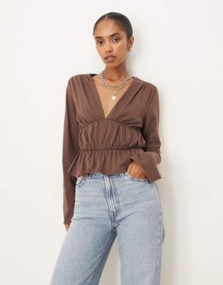 ASOS DESIGN - Langärmliges Shirt in Schokobraun mit Raffung-Brown