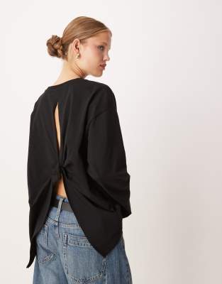 ASOS DESIGN - Langärmliges Shirt in Schwarz mit verdrehter Rückseite