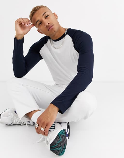 ASOS DESIGN – Langärmliges Shirt mit Raglanärmeln und Rundhalsausschnitt in Weiß und Marine, 4 von 4
