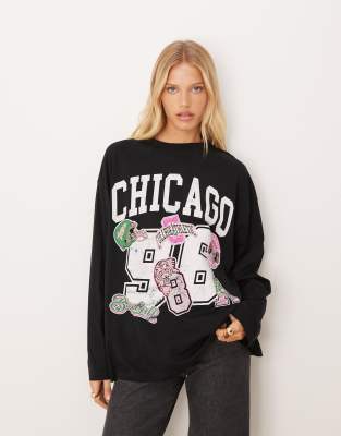 ASOS DESIGN - Langärmliges Skater-Shirt in Schwarz mit Chicago-Print und Sport-Grafik