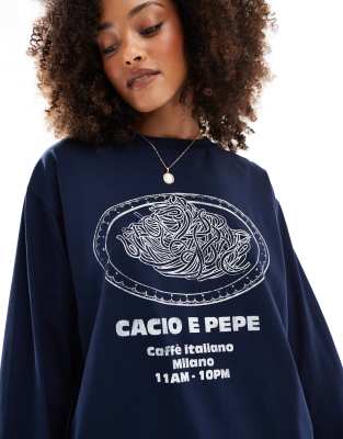 ASOS DESIGN - Langärmliges Skater-T-Shirt in Marineblau mit „Cacio Pepe"-Print