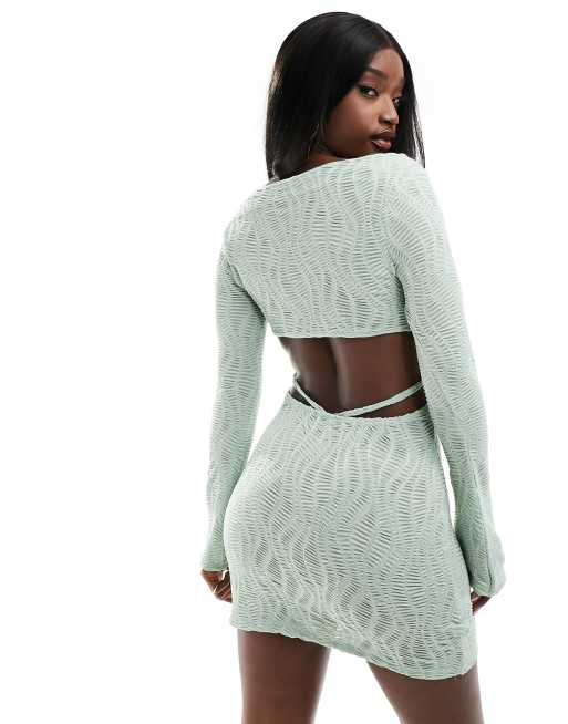 ASOS DESIGN – Langärmliges, strukturiertes Minikleid in Salbeigrün mit Rückenausschnitt mit Bindedetail