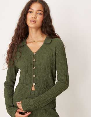 ASOS DESIGN - Langärmliges, strukturiertes Oberteil in Khaki mit Knopfleiste vorne, Kombiteil-Grün