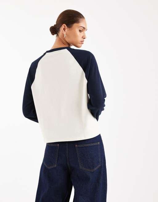 ASOS DESIGN – Langärmliges, strukturiertes Raglan-T-Shirt in Cremeweiß und Marineblau, 3 von 4