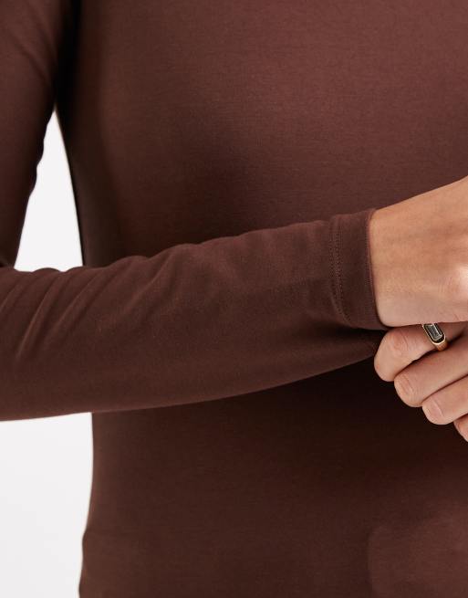 ASOS DESIGN – Langärmliges T-Shirt aus Baumwoll-Elastan in Schokobraun mit Rundhalsausschnitt, 3 von 4