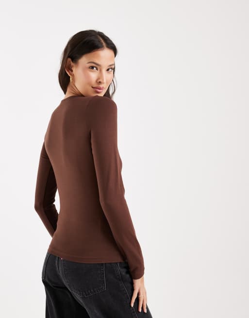 ASOS DESIGN – Langärmliges T-Shirt aus Baumwoll-Elastan in Schokobraun mit Rundhalsausschnitt, 4 von 4