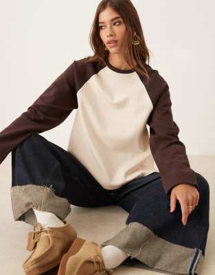 ASOS DESIGN - Langärmliges T-Shirt aus Interlock-Stoff mit Kontrastärmeln in Burgunderrot