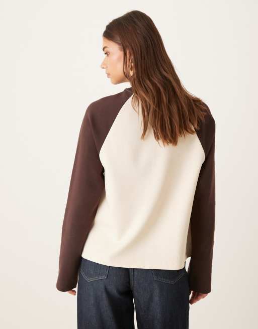ASOS DESIGN – Langärmliges T-Shirt aus Interlock-Stoff mit Kontrastärmeln in Burgunderrot, 4 von 4