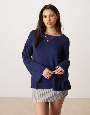 ASOS DESIGN - Langärmliges T-Shirt aus strukturiertem Strick in Marineblau mit Zipfelsaum