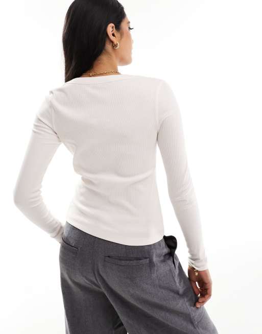 ASOS DESIGN – Langärmliges T-Shirt in Creme mit eckigem U-Ausschnitt, 4 von 4