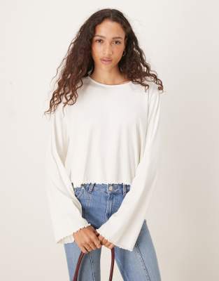 ASOS DESIGN - Langärmliges T-Shirt in Creme mit Kräuselsaum-Weiß