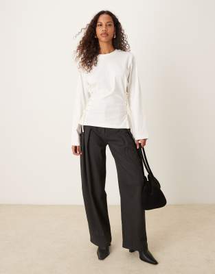 ASOS DESIGN - Langärmliges T-Shirt in Cremeweiß mit seitlicher Schnürung