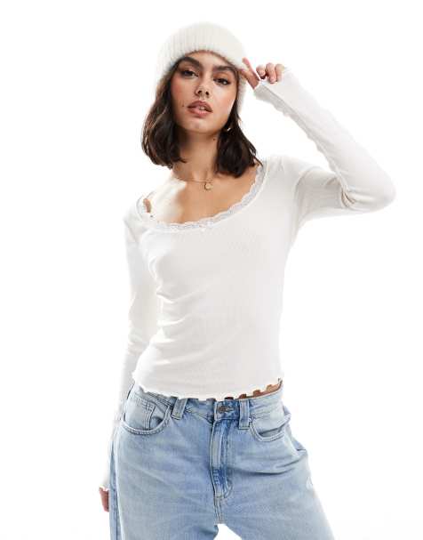 ASOS DESIGN – Langärmliges T-Shirt in Cremeweiß mit U-Ausschnitt und Spitzenborte - view 1