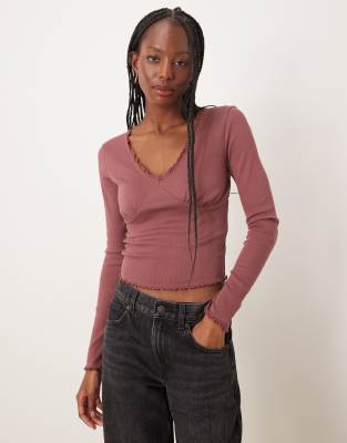 ASOS DESIGN - Langärmliges T-Shirt in dunklem Altrosa mit Spitzendetail und V-Ausschnitt-Rot