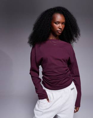 ASOS DESIGN - Langärmliges T-Shirt in dunklem Pflaumenlila mit seitlicher Raffung