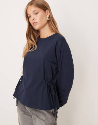 ASOS DESIGN - Langärmliges T-Shirt in Marineblau mit geraffter Seite mit Schnürung-Bunt