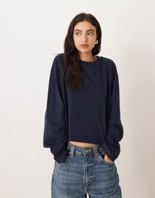 ASOS DESIGN - Langärmliges T-Shirt in Marineblau mit kastigem, kurzem Schnitt