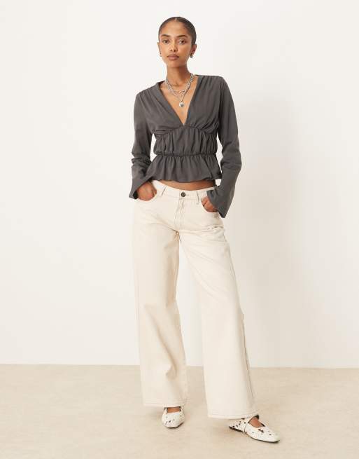 ASOS DESIGN – Langärmliges T-Shirt in Rabenschwarz mit Rüschen, 3 von 4