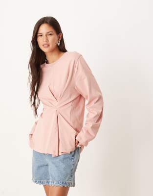 ASOS DESIGN - Langärmliges T-Shirt in Rosa mit abgenähtem Detail