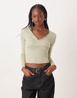 ASOS DESIGN - Langärmliges T-Shirt in Salbeigrün mit V-Ausschnitt und Spitzenborte