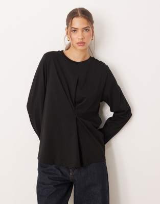 ASOS DESIGN - Langärmliges T-Shirt in Schwarz mit gefaltetem Detail
