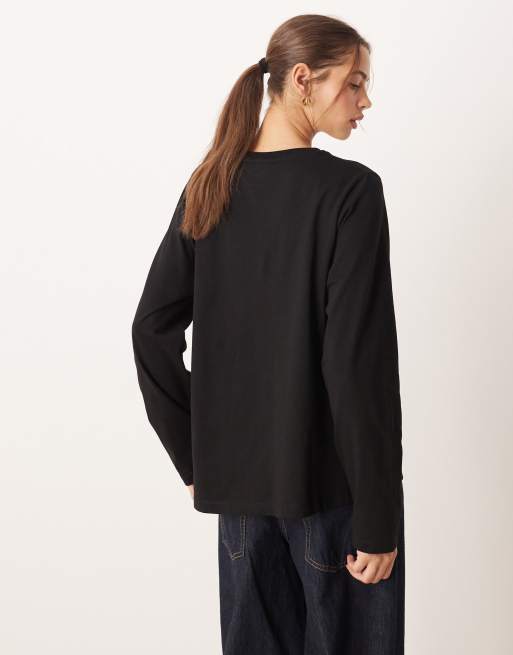 ASOS DESIGN – Langärmliges T-Shirt in Schwarz mit gefaltetem Detail, 3 von 4