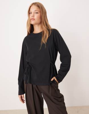 ASOS DESIGN - Langärmliges T-Shirt in Schwarz mit geraffter Seite mit Schnürung
