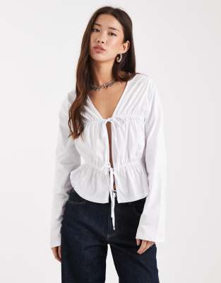 ASOS DESIGN - Langärmliges T-Shirt in Weiß mit geschnürten Partien