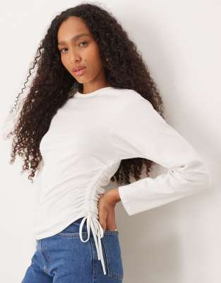 ASOS DESIGN - Langärmliges T-Shirt in Weiß mit seitlicher Raffung und Schnürung