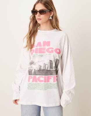 ASOS DESIGN - Langärmliges T-Shirt mit „San Diego"-Grafik-Weiß