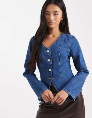 ASOS DESIGN - Langärmliges, tailliertes Denim-Oberteil in Mittelblau mit Ziernähten
