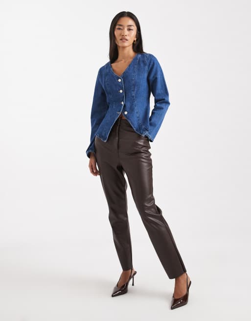 ASOS DESIGN – Langärmliges, tailliertes Denim-Oberteil in Mittelblau mit Ziernähten, 2 von 4