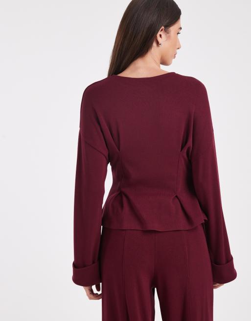 ASOS DESIGN – Langärmliges, tailliertes Oberteil aus Feinstrick in dunklem Kirschrot mit breiten Bündchen, 3 von 4