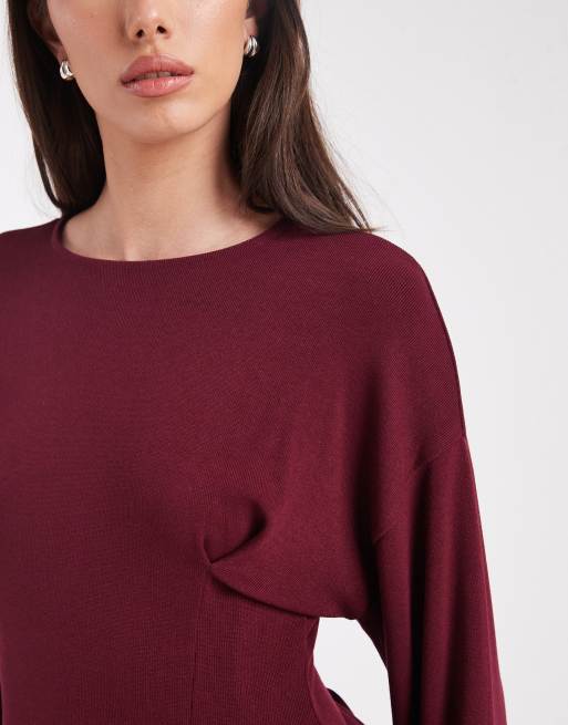 ASOS DESIGN – Langärmliges, tailliertes Oberteil aus Feinstrick in dunklem Kirschrot mit breiten Bündchen, 4 von 4