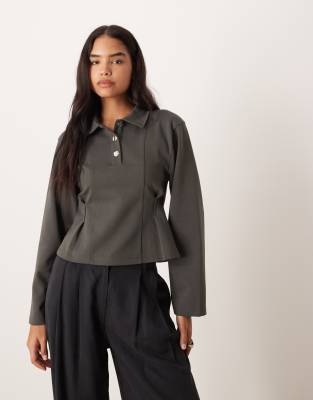 ASOS DESIGN - Langärmliges, tailliertes Oberteil aus Interlock-Stoff in Rabengrau-Weiß