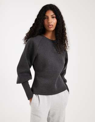 ASOS DESIGN - Langärmliges, tailliertes Oberteil in Anthrazit-Schwarz