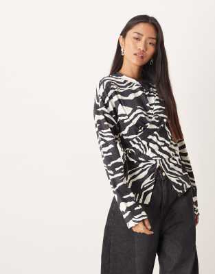 ASOS DESIGN - Langärmliges, tailliertes Oberteil mit Zebramuster und Wickeldetail in der Taille-Bunt