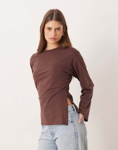 ASOS DESIGN – Langärmliges, tailliertes T-Shirt in Braun mit seitlichem Saumschlitz - view 1